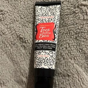 NWT Toes Before Bros Foot Mask